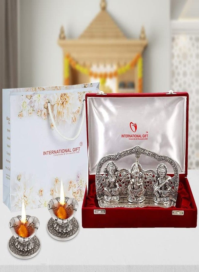 INTERNATIONAL GIFT تمثال إلهة لاكشمي غانيش ساراسواتي مطلي بالفضة من INTERNATIONAL GIFT®، بلمسة نهائية مؤكسدة، مع مصباحين يدويين، مع علبة مخملية جميلة وحقيبة حمل (14 ارتفاع × 25 عرض × 5 طول سم). - Image 1