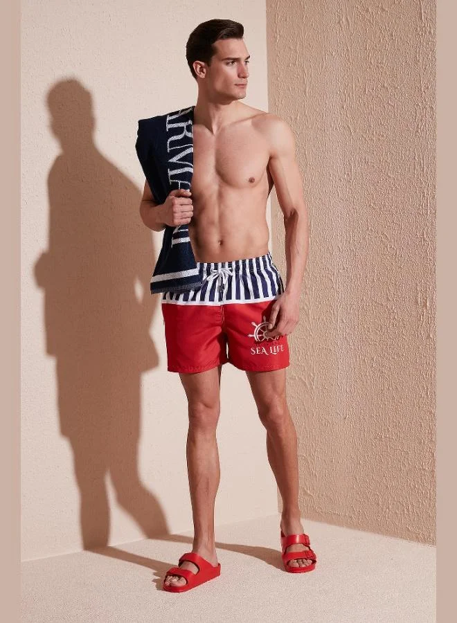 بوراتي شورت سباحة رجالي بنقوش  برباط خصر وجيب