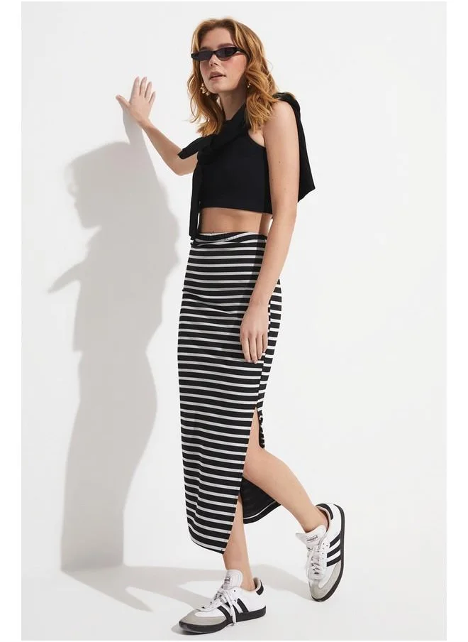 جون June Women Striped Body-Smooth Slit Detailed Knitted Maxi Skirt Black