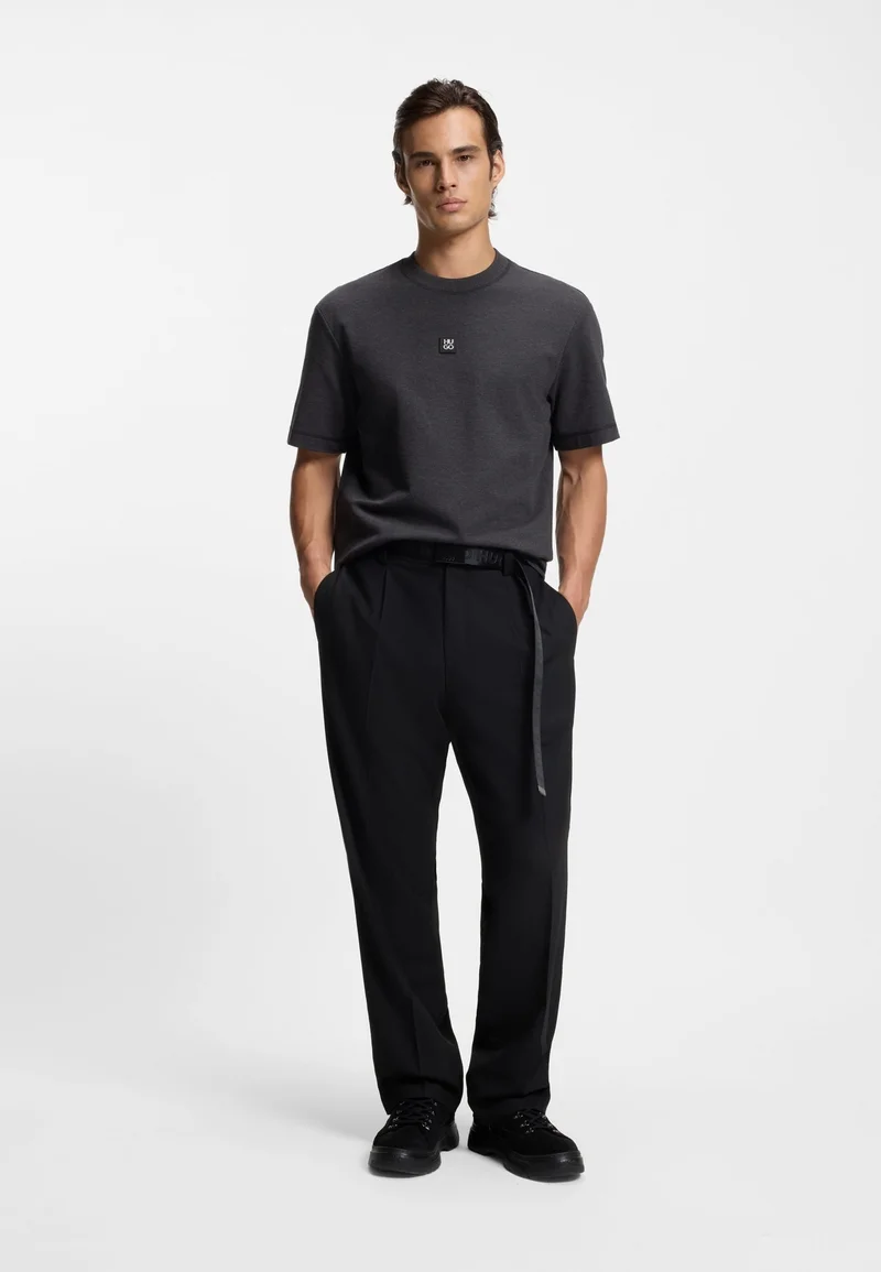 هوجو تيشيرت قطني ممزوج بشعار مكدس