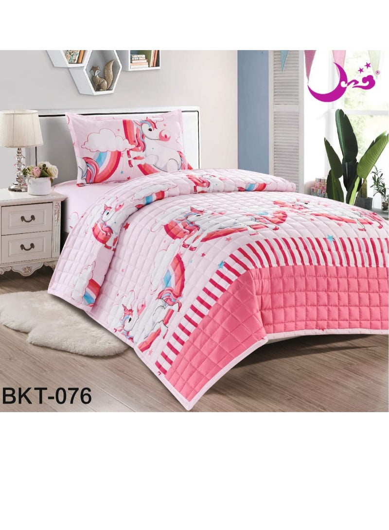 Moon Children's drawings compressed bedspread for one and a half people. Add a dose of vitality to your little ones' room decor by purchasing this beautiful bedspread. 
