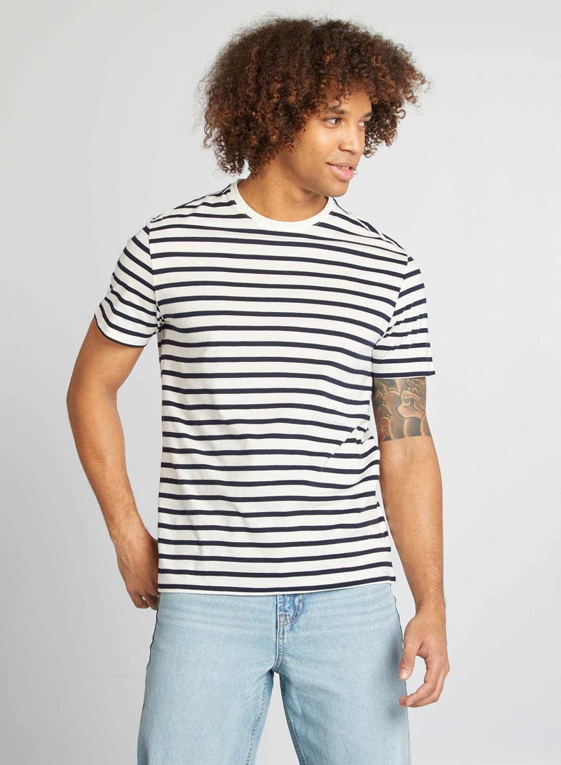 كيابي تيشيرت مخطط برقبة دائرية للرجال – أبيض