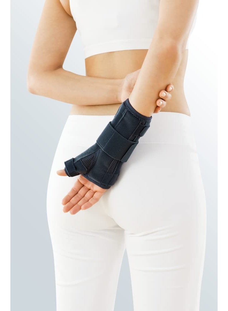 ميدي دعامة رسغ طبية مع دعم للإبهام لتثبيت الرسغ والإبهام بعد العمليات الجراحية، جبيرة رسغ قابلة للتعديل لتخفيف الألم والالتواءات وفصال مفصل الإبهام (ريزارثروز)، مناسبة لليد اليمنى، المقاس II ‏(19–23 سم) — مانو-مِد T - Image 2