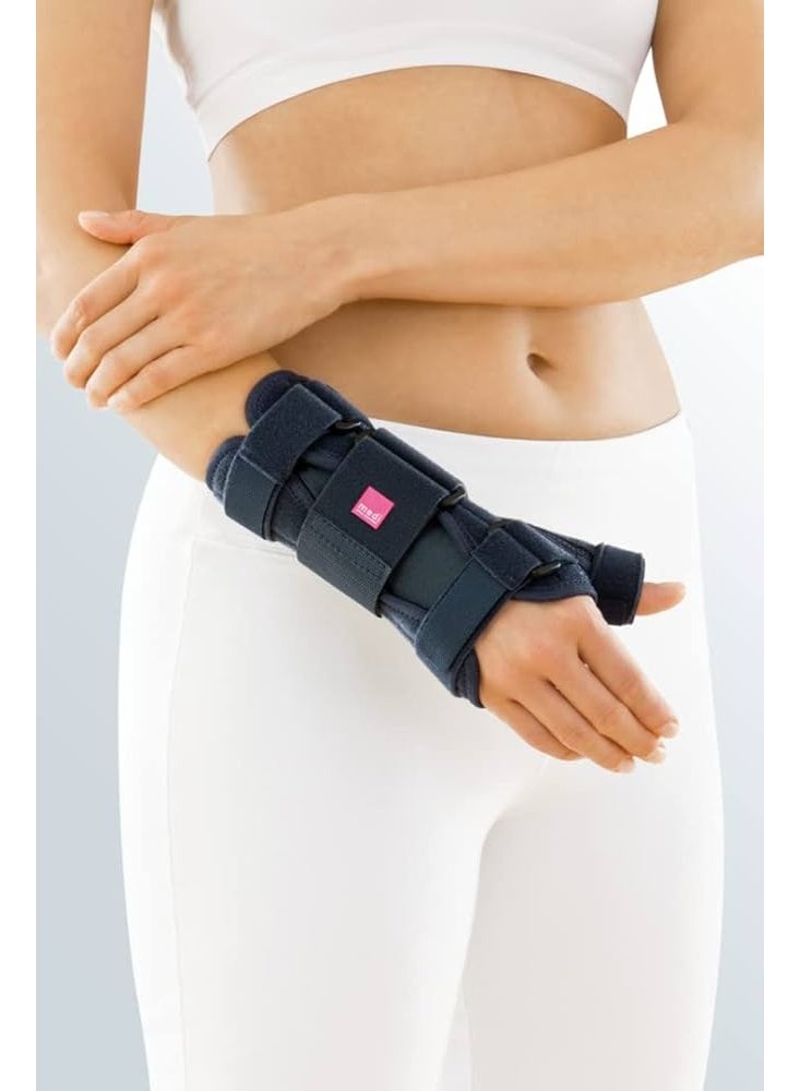 ميدي دعامة رسغ طبية مع دعم للإبهام لتثبيت الرسغ والإبهام بعد العمليات الجراحية، جبيرة رسغ قابلة للتعديل لتخفيف الألم والالتواءات وفصال مفصل الإبهام (ريزارثروز)، مناسبة لليد اليمنى، المقاس II ‏(19–23 سم) — مانو-مِد T - Image 1