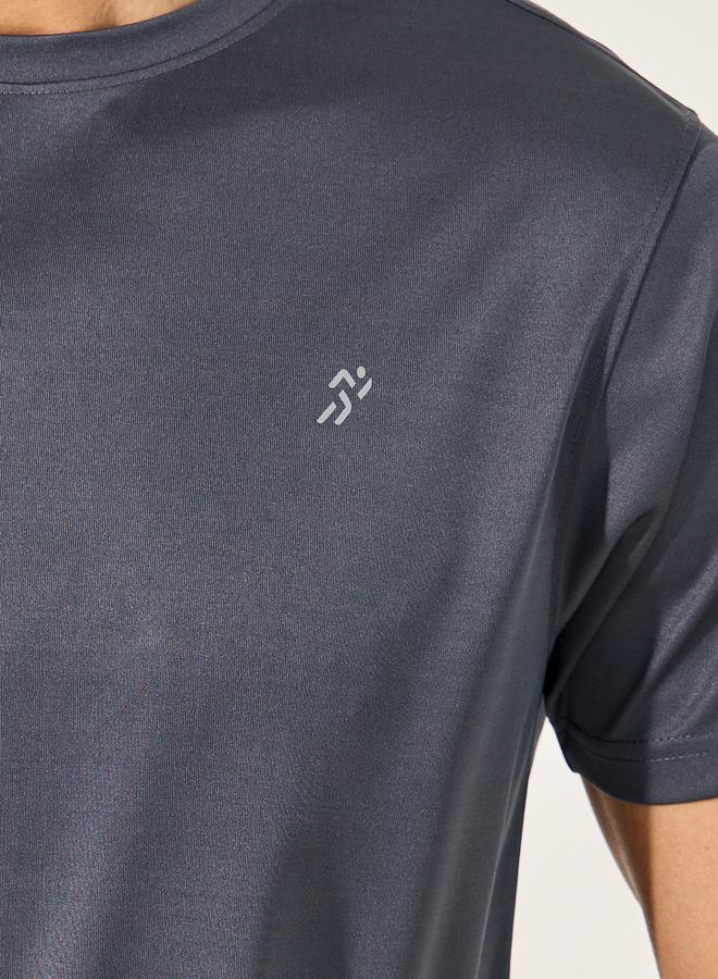 ستايلي اكتيف تيشيرت سادة بقصة منتظمة مع تفاصيل شعار - Image 3