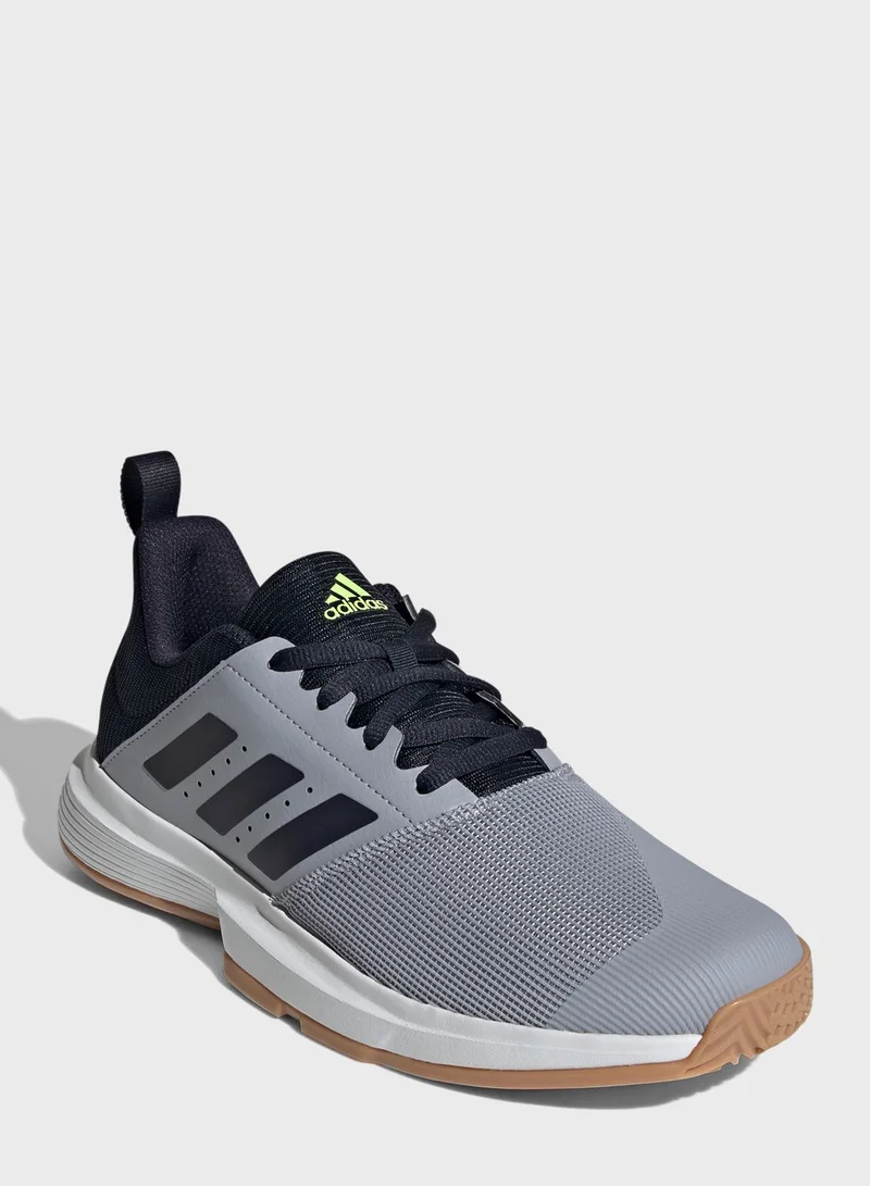 adidas حذاء رياضي داخلي للرجال