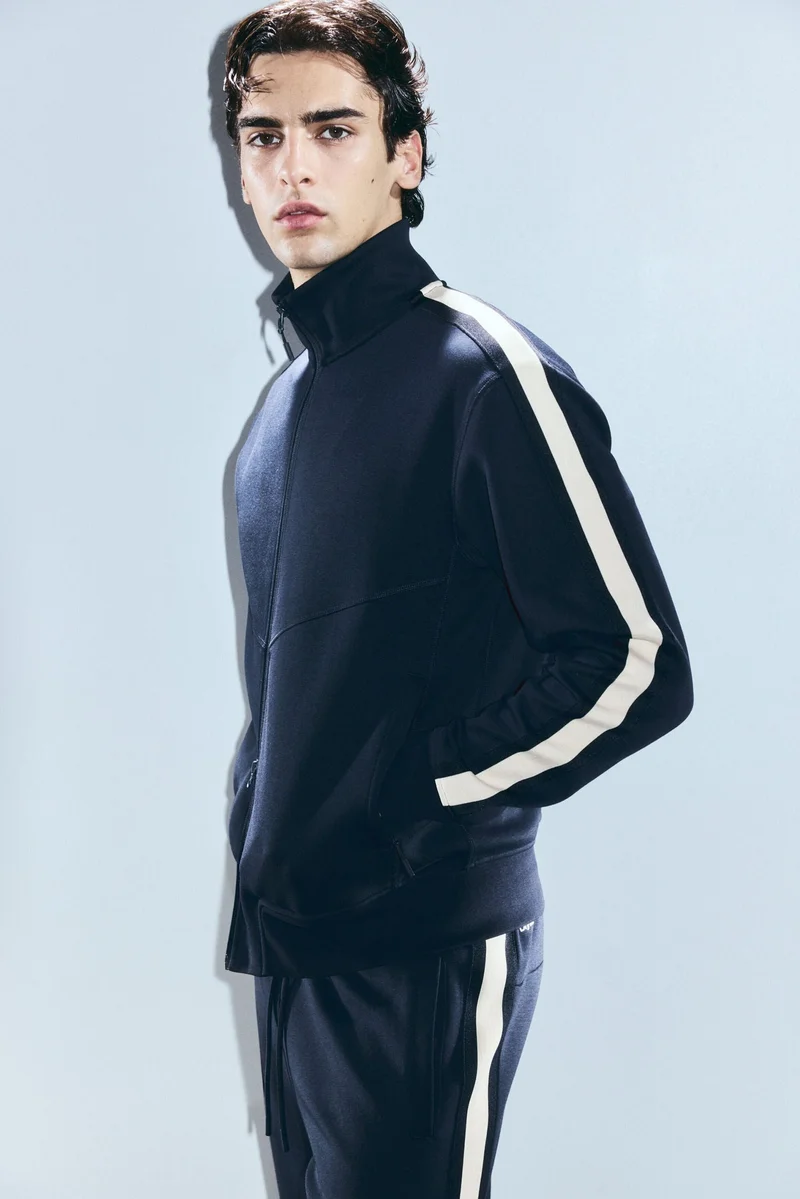 اتش اند ام جاكيت رياضي بقصّة عادية من نسيج دراي موف™