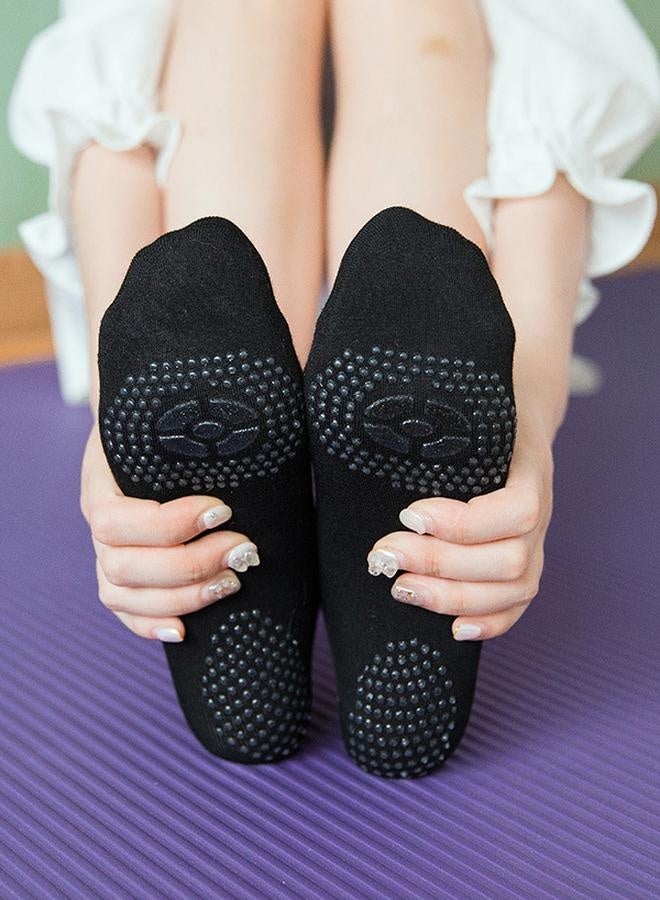 ستايلي اكتيف مجموعة من 4 جوارب يوغا قصيرة من السيليكون بقاعدة مانعة للانزلاق - Image 4