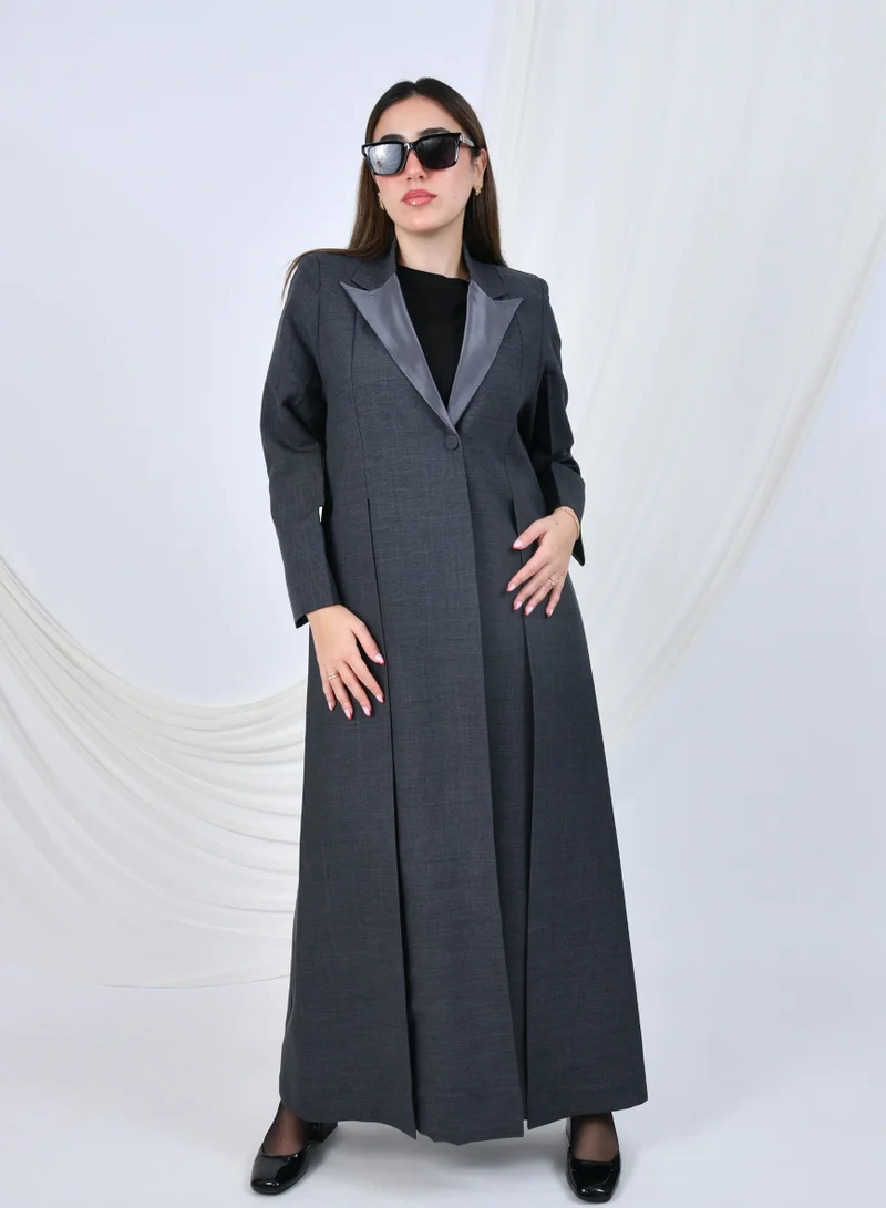 عبايات حوراء بليزر رمادي رسمي مبطّن من الداخل مع كتافيات، يتميز بياقة لامعة وخطوط أمامية مع كسرات انسيابية.