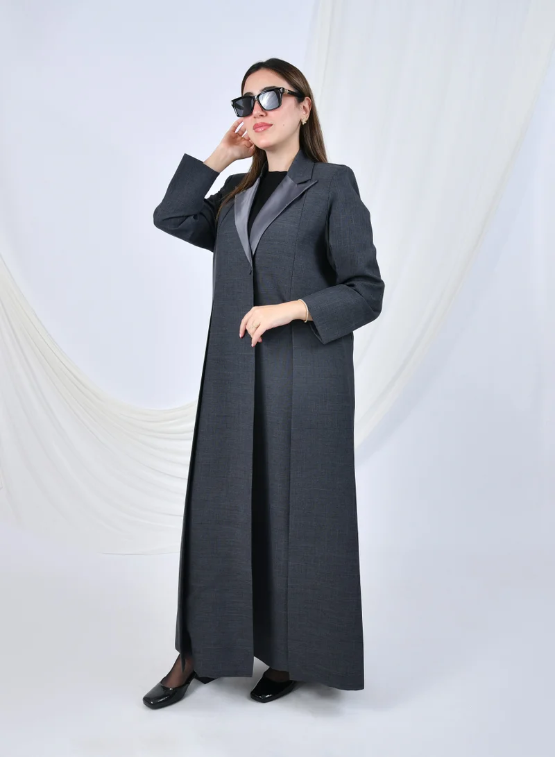 عبايات حوراء بليزر رمادي رسمي مبطّن من الداخل مع كتافيات، يتميز بياقة لامعة وخطوط أمامية مع كسرات انسيابية.