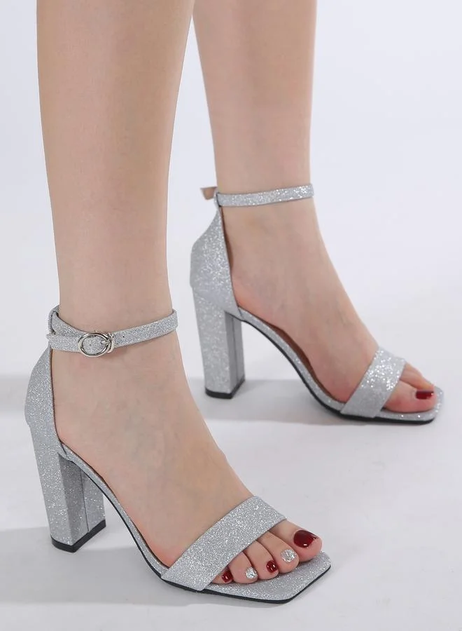 سنيك ايه بيك صنادل بكعب عريض مفتوح من الأمام مزينة