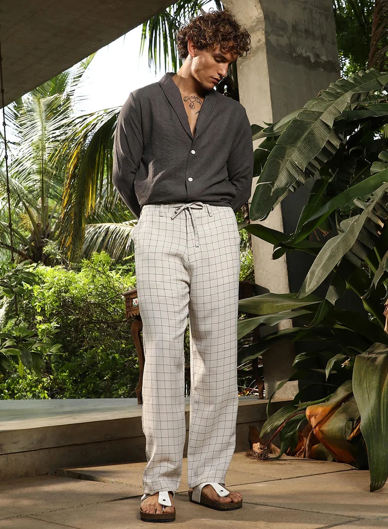 Campus Sutra Campus Sutra Men's Off-White Graph-Check Casual Trousers For Casual Wear | Mid-Rise | Regular Fit | Drawstring Closure | Trousers Crafted With Comfort Fit For Everyday Wear