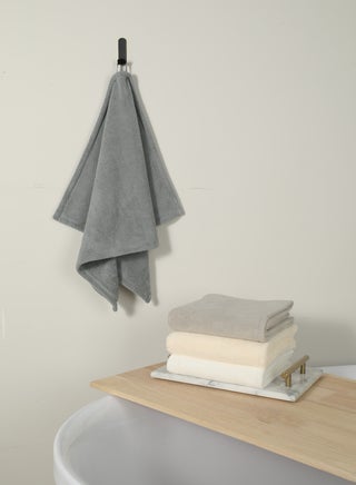 Dark Grey Face Towel - Ultra-Soft Coral Fleece, Super Absorbent, Lightweight, and Gentle on Skin - Stylish, Quick-Dry, and Durable for Daily Use - pzsku/Z801B208879E43DE4399EZ/45/1746201127/fc4c1ac8-0efd-43c3-9a8f-d39033471f54