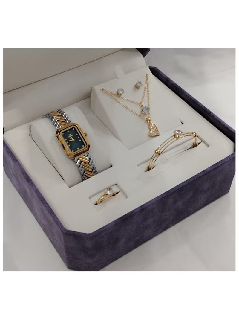 Women's watch with a bracelet and a ring made of zircon