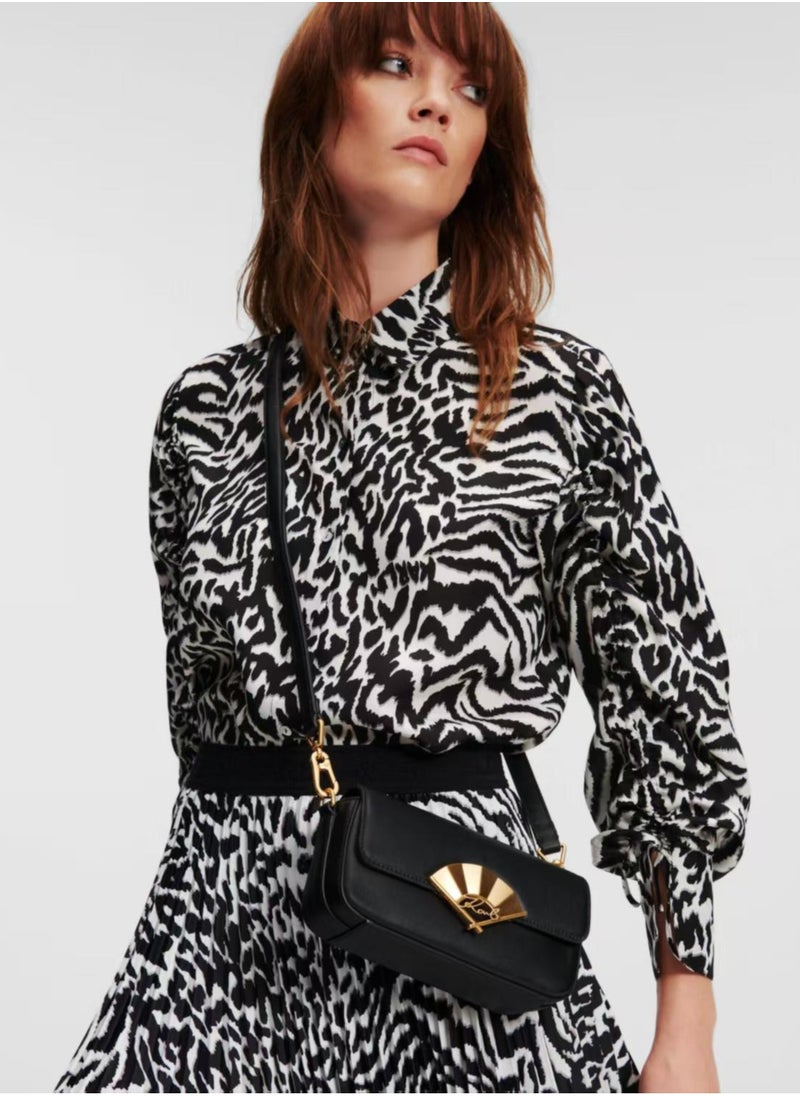 كارل لاجرفيلد باريس - حقيبة كروس بودي من الجلد من مجموعة Karl Lagerfeld Paris Signature Fan - Image 1