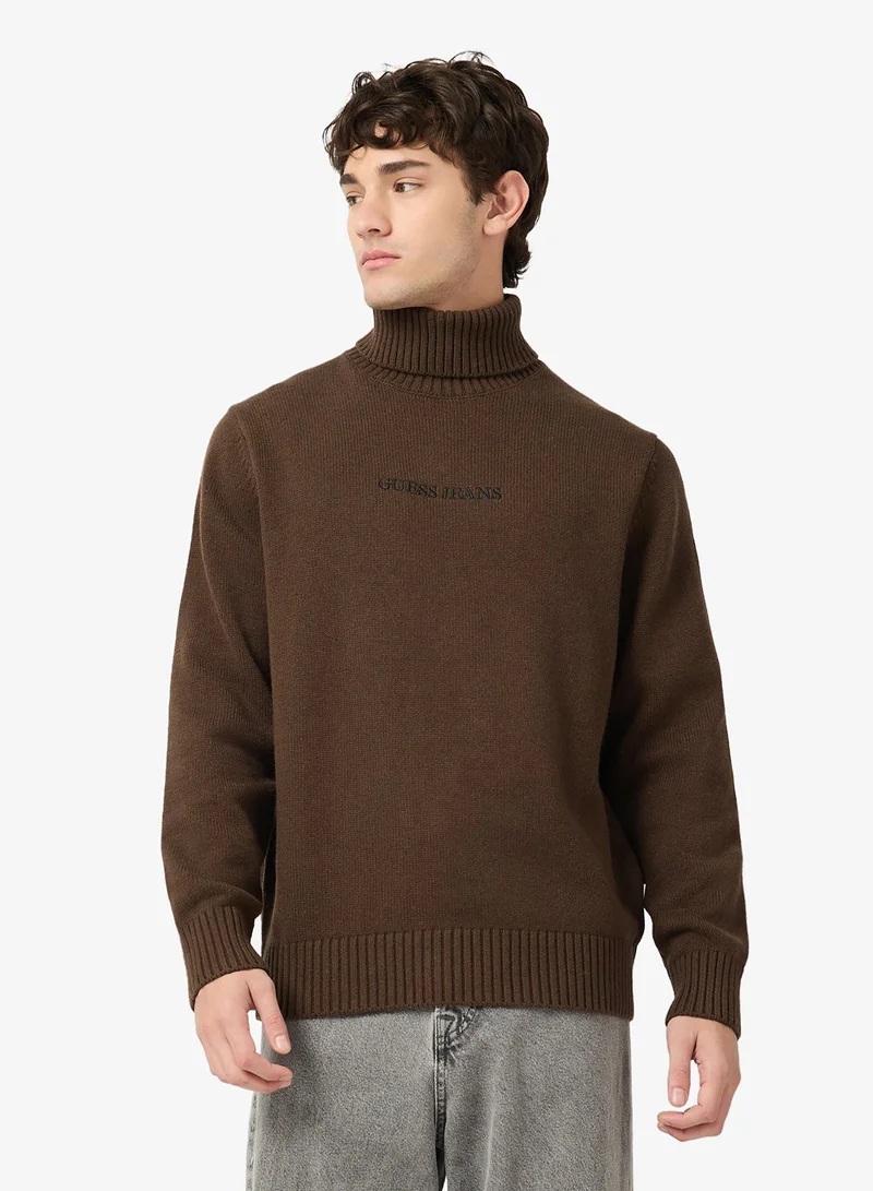 جس كنزة بياقة عالية وأكمام طويلة