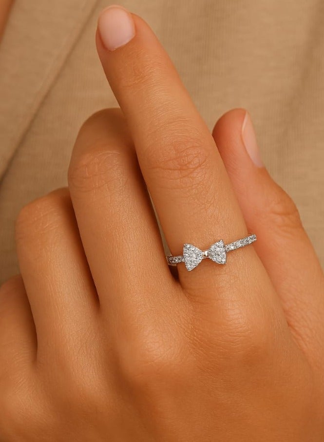 "أناقة تنبض بالرقة -   تصميم مفتوح ينتهي بعقدة أنقة،  يجمع بين الانسيابية واللمسة الفنية الراقية.  التفاصيل الدقيقة تضيف بُعدًا من التميز،  بينما يضفي الترصيع على نصف الحلقة إشراقة ناعمة تلفت الأنظار.  مثالي للإطلالات اليومية أو المناسبات الخاصة، ويعكس ذوقًا أنثويًا راقيًا." - Image 5