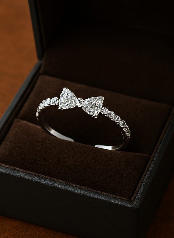 "أناقة تنبض بالرقة -   تصميم مفتوح ينتهي بعقدة أنقة،  يجمع بين الانسيابية واللمسة الفنية الراقية.  التفاصيل الدقيقة تضيف بُعدًا من التميز،  بينما يضفي الترصيع على نصف الحلقة إشراقة ناعمة تلفت الأنظار.  مثالي للإطلالات اليومية أو المناسبات الخاصة، ويعكس ذوقًا أنثويًا راقيًا." - Image 2