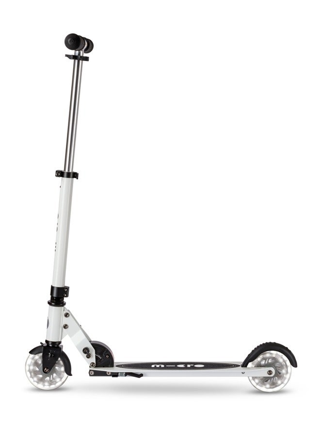 Micro سكوتر ميكرو | سكوتر سبرايت جلو LED قابل للتعديل باللون الأبيض | خفيف الوزن | عجلات مضيئة | قابل للطي | 6-12 سنة | للأولاد والبنات - Image 2