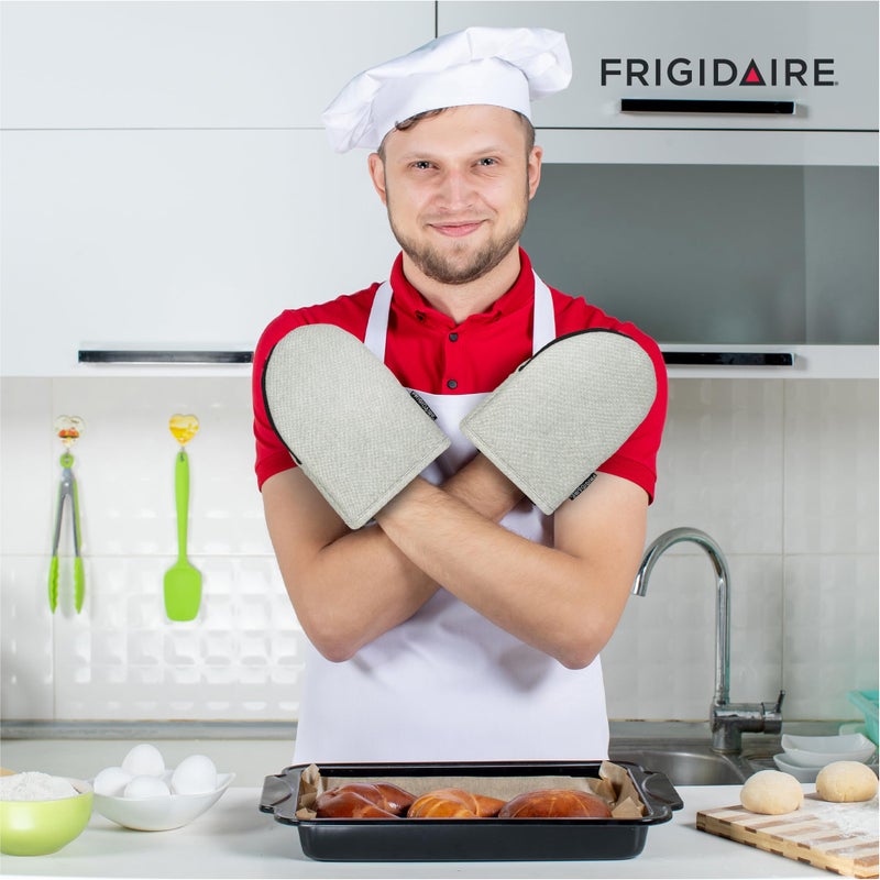 Frigidaire Sasha 2-Pack Cotton and Neoprene Mini Oven Mitts, Heat Resistant, Anti-Slip, Machine Washable, 5.25" x 8", Grey, Set of 2 - Image 4