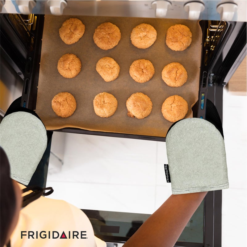 Frigidaire Sasha 2-Pack Cotton and Neoprene Mini Oven Mitts, Heat Resistant, Anti-Slip, Machine Washable, 5.25" x 8", Grey, Set of 2 - Image 5