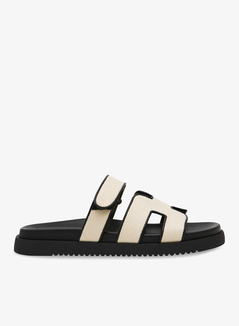 ستيف مادن صنادل مسطحة كلاسيكية بثلاثة أشرطة مفتوحة من الأمام