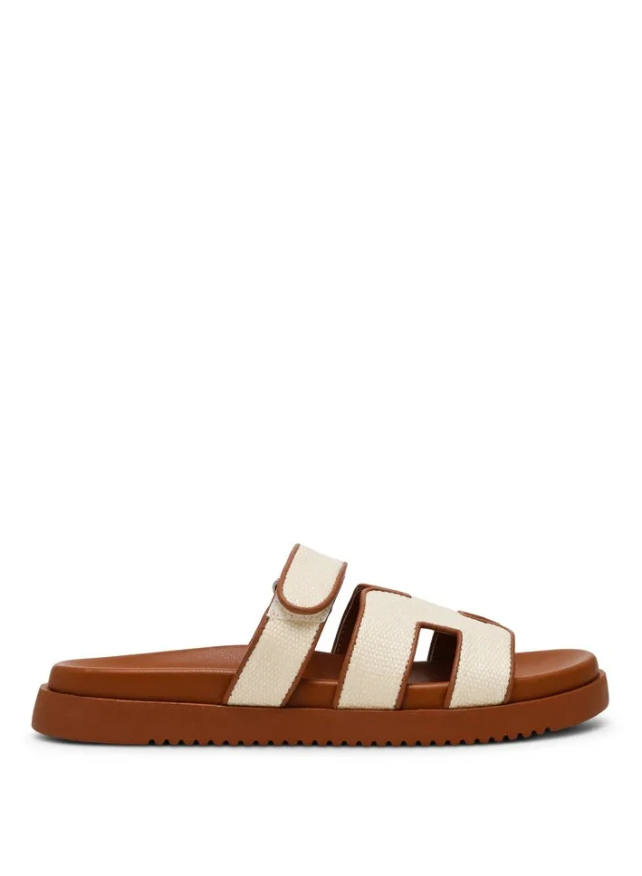 ستيف مادن صنادل مسطحة كلاسيكية بثلاثة أشرطة مفتوحة من الأمام