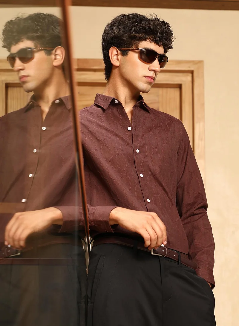 كامبوس سوترا قميص رجالي بنقش هندسي جاكاردي لون بني قهوة