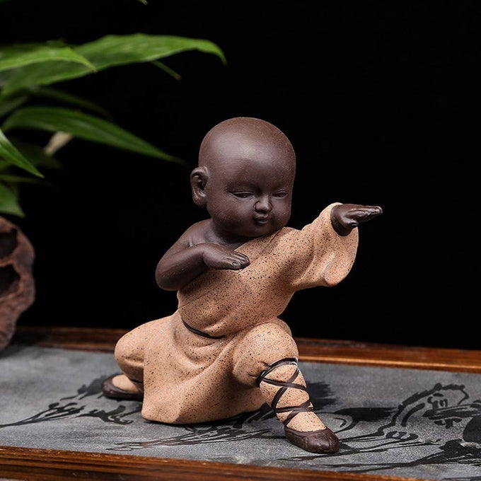 MINIATURE BUDDHA FIGURINE CERAMIC LITTLE CUTE BUDDHA STATUE MONK FIGURINE CREATIVE BABY CRAFTS DOLLS ORNAMENTS GIFT CHINESE DELICATE CERAMIC ARTS AND CRAFTS KUNG FU LITTLE MONKS TYPE 4