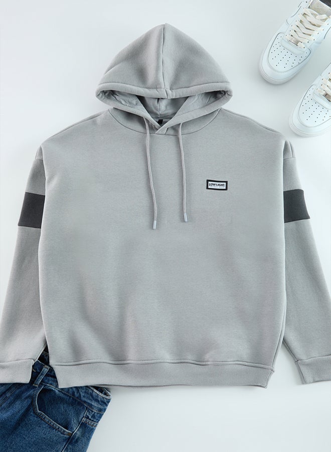 trendyol Gray Oversize/Wide Cut Labeled Color Blocked Fleece Inside Sweatshirt TMNAW24SW00128 - Image 2