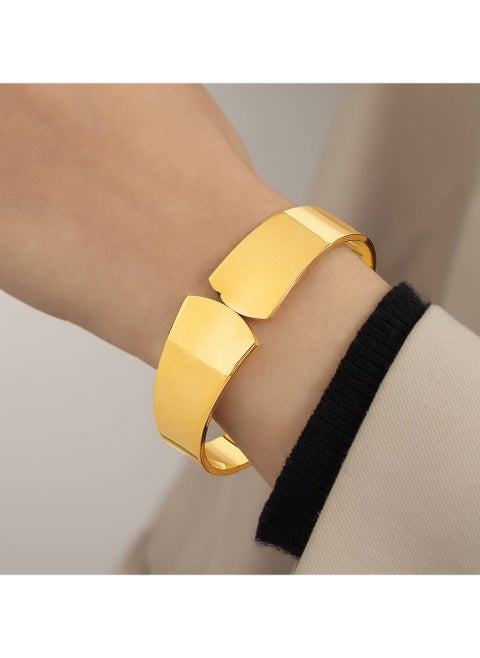 Wide Mirror Bracelet made of high-quality gold stainless steel, combining modern elegance and a unique touch to add a shine and luxury to your wrist, perfect for both daily wear and special occasions!