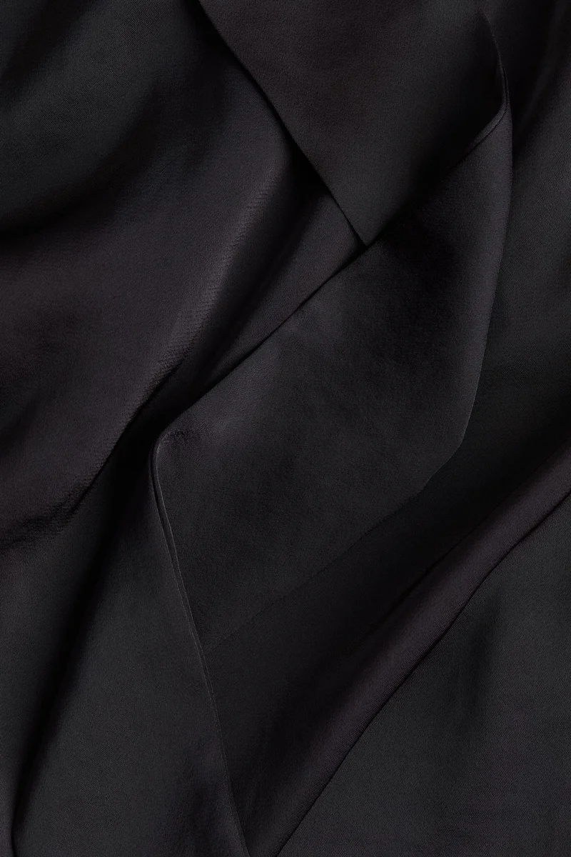 اتش اند ام فستان ساتان بأكمام بالون وقصّة ماما