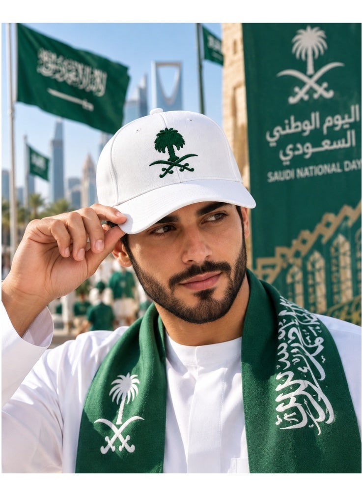 بريميم قبعة كرة سلة بيضاء لليوم الوطني السعودي مطرزة بشعار المملكة، مزودة بحزام خلفي قابل للتعديل، ومناسبة للجنسين لاحتفالات اليوم الوطني. - Image 3