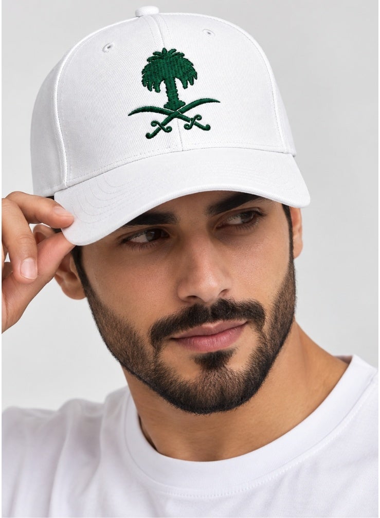 بريميم قبعة كرة سلة بيضاء لليوم الوطني السعودي مطرزة بشعار المملكة، مزودة بحزام خلفي قابل للتعديل، ومناسبة للجنسين لاحتفالات اليوم الوطني. - Image 4