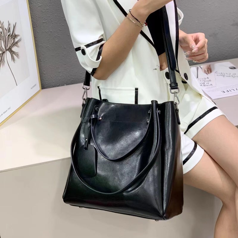 2025 Genuine Leather Women'S Bag Single Shoulder Crossbody Bag Tote Large Portable Bag Large Capacity Fashionable Oil Wax Cowhide Wedding Bag - Image 4
