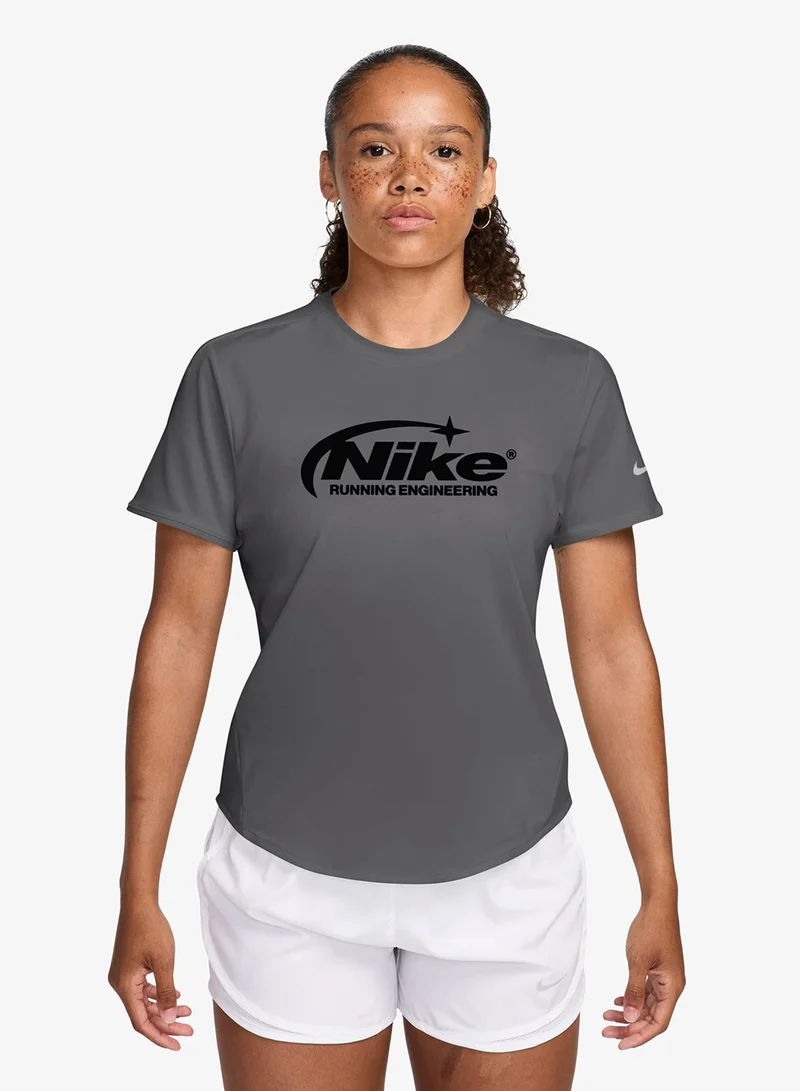 نايكي تيشيرت سويفت دراي فيت ديسربت