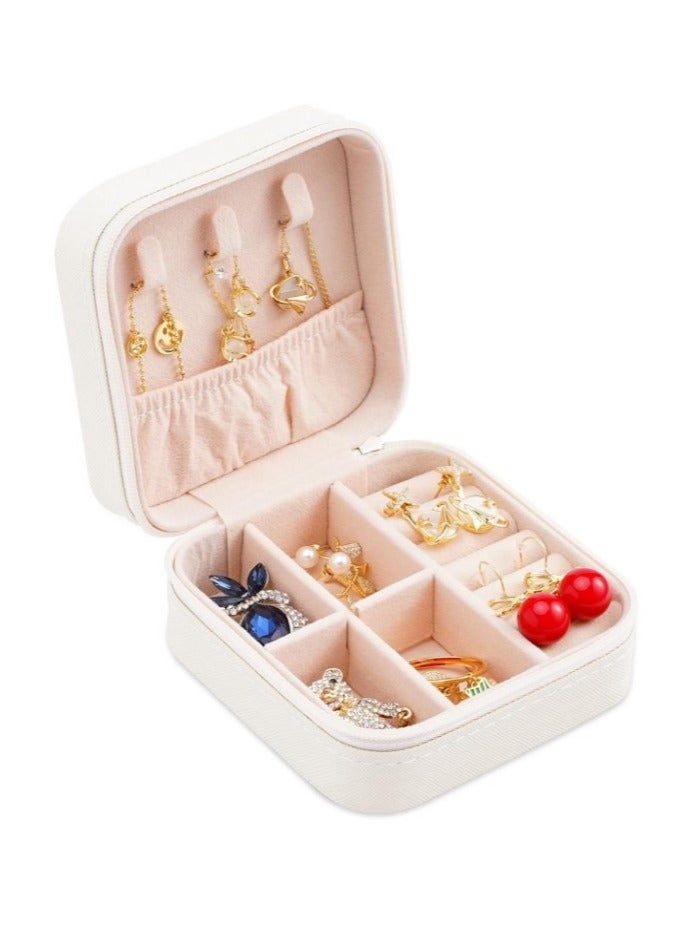 علبة مجوهرات صغيرة من الجلد سهلة الحمل لتنظيم المجوهرات والخواتم وصندوق هدايا للبنات والنساء - صندوق حافظة مجوهرات ومكياج ومستحضرات تجميل منظم للنساء - حامل للسلاسل والحلقان والأساور والخواتم منظم اكسسوارات، صندوق مجوهرات لتخزين الأقراط والأساور والخواتم والقلائد منظم صندوق المجوهرات علبة للاكسسوارات والمكياج، تنظيم اكسسوارات منظم ذهب وفضة واكسسوارات - صندوق مجوهرات صغير للسفر منظم شنط جلد صناعي عرض محمولة للنساء للسلاسل والحلقان والخواتم والاكسسوارات - Image 1