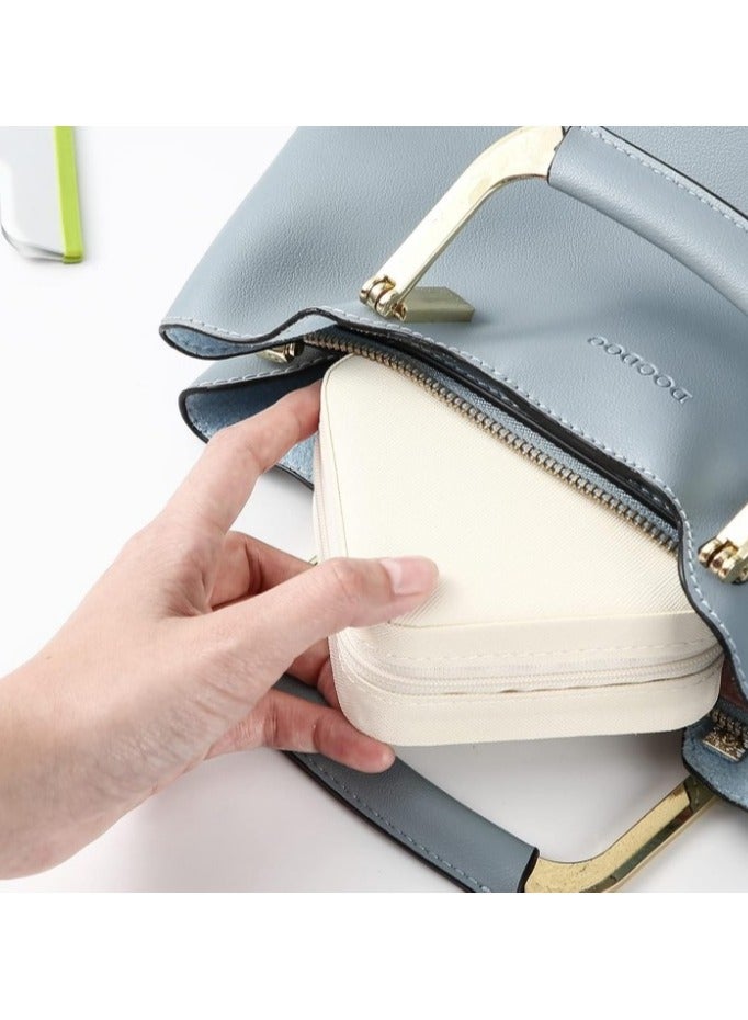 علبة مجوهرات صغيرة من الجلد سهلة الحمل لتنظيم المجوهرات والخواتم وصندوق هدايا للبنات والنساء - صندوق حافظة مجوهرات ومكياج ومستحضرات تجميل منظم للنساء - حامل للسلاسل والحلقان والأساور والخواتم منظم اكسسوارات، صندوق مجوهرات لتخزين الأقراط والأساور والخواتم والقلائد منظم صندوق المجوهرات علبة للاكسسوارات والمكياج، تنظيم اكسسوارات منظم ذهب وفضة واكسسوارات - صندوق مجوهرات صغير للسفر منظم شنط جلد صناعي عرض محمولة للنساء للسلاسل والحلقان والخواتم والاكسسوارات - Image 3