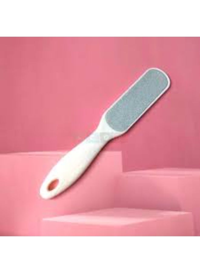 مبرد قدم  باديكير لإزالة الجلد الميت مع شريط كشط مزدوج الجوانب – أداة تقشير وتنعيم احترافية بتصميم خفيف الوزن للعناية بالقدمين- متعدد الالوان - Image 4