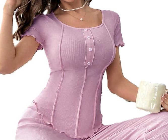 طقم ملابس مريحة مضلع قطعتين للنساء - بلوزة بأكمام قصيرة وأزرار مع بنطال بقصة أرجل واسعة - لون لافندر / موف فاتح - Image 2