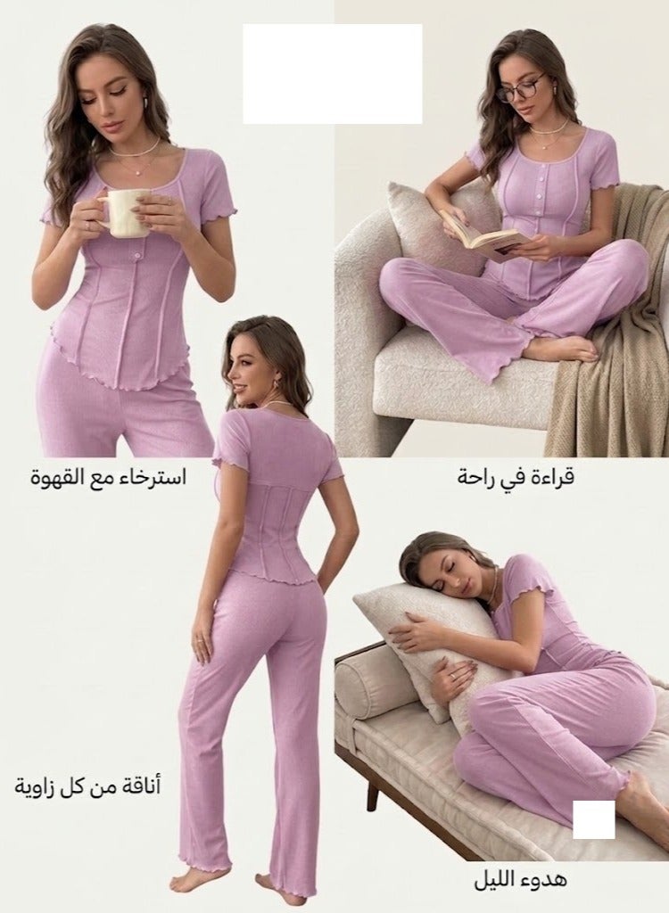 طقم ملابس مريحة مضلع قطعتين للنساء - بلوزة بأكمام قصيرة وأزرار مع بنطال بقصة أرجل واسعة - لون لافندر / موف فاتح - Image 3