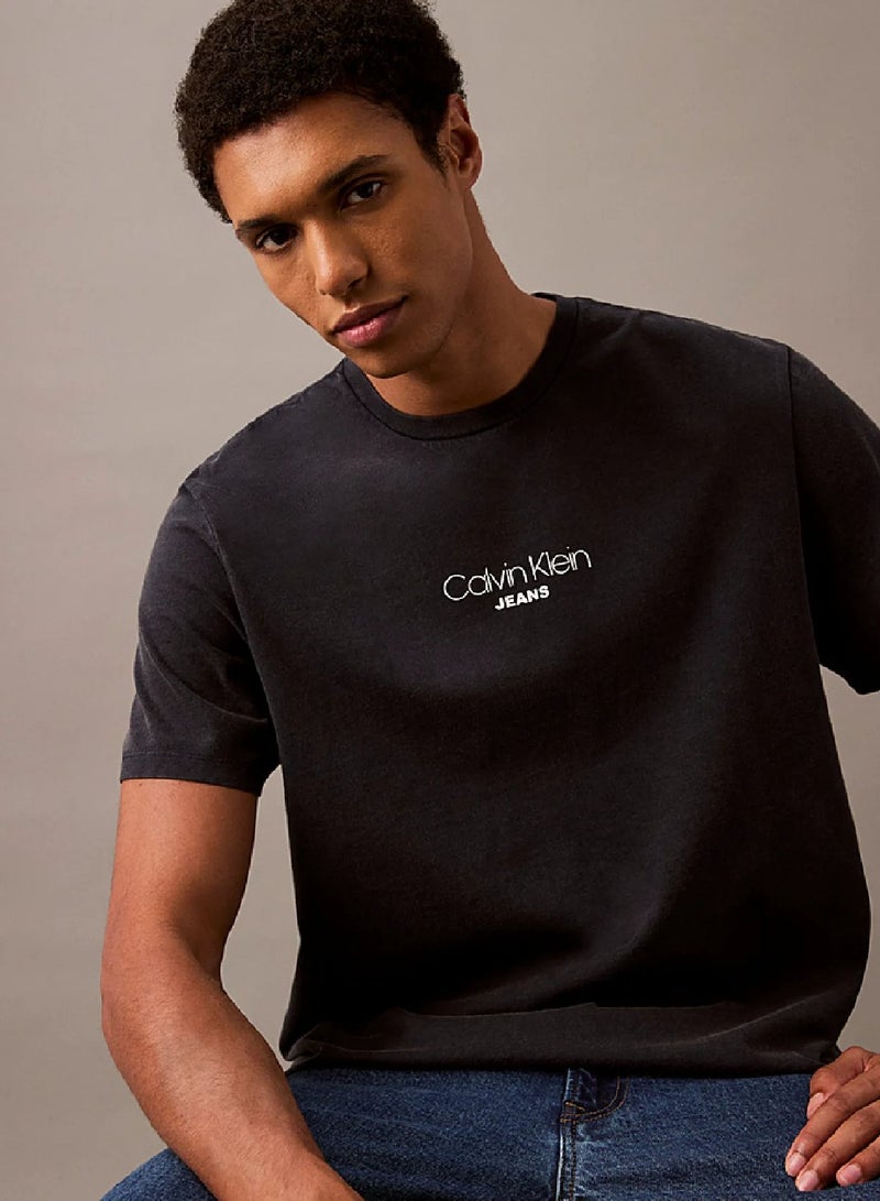 كالفن كلاين جينز تيشيرت بشعار بنمط باهت - Image 4