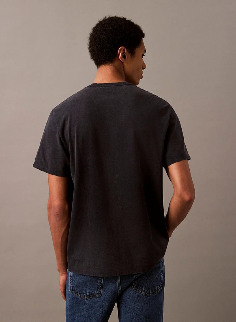 كالفن كلاين جينز تيشيرت بشعار بنمط باهت - Image 3