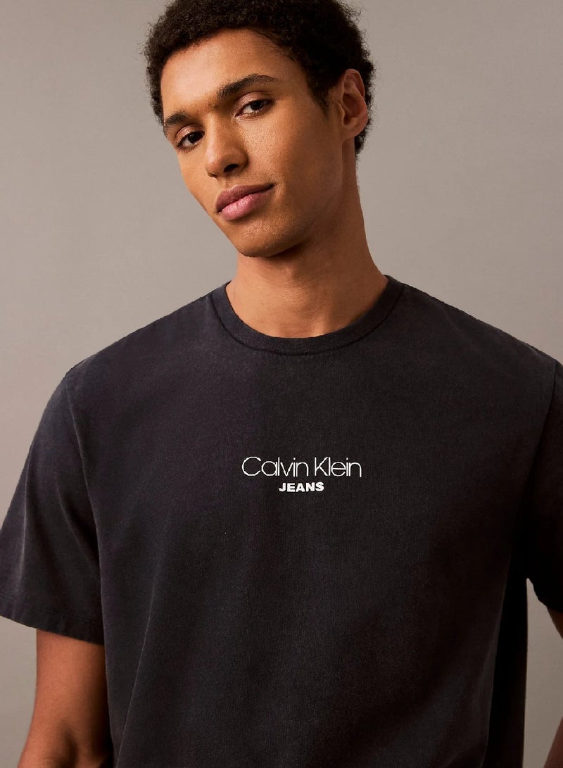 كالفن كلاين جينز تيشيرت بشعار بنمط باهت - Image 5
