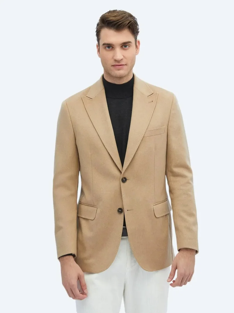 كيب جاكيت بيج سادة بقصة عصرية من مزيج الصوف