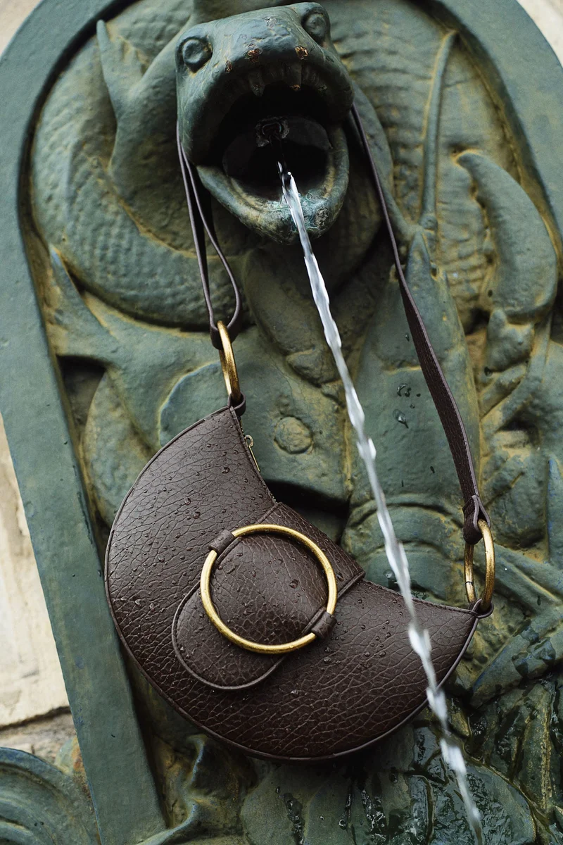 اتش اند ام حقيبة كتف بتفاصيل إبزيم