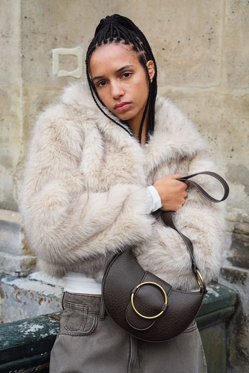 اتش اند ام حقيبة كتف بتفاصيل إبزيم