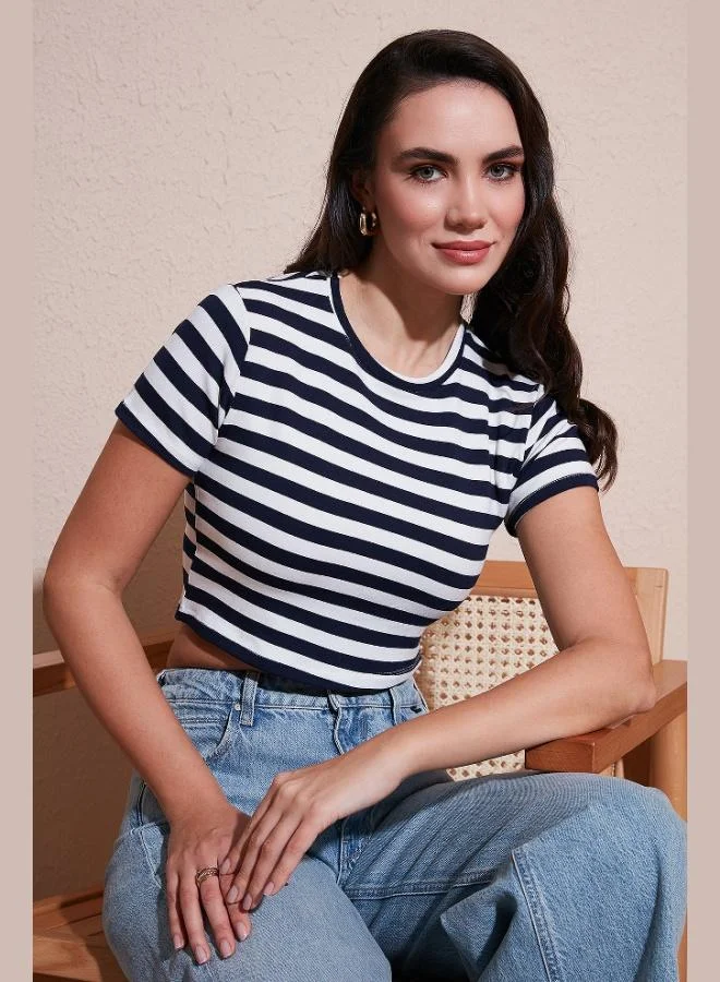 ليلا تي شيرت نسائي قصير مخطط بياقة دائرية بقصة ضيقة من ليلا