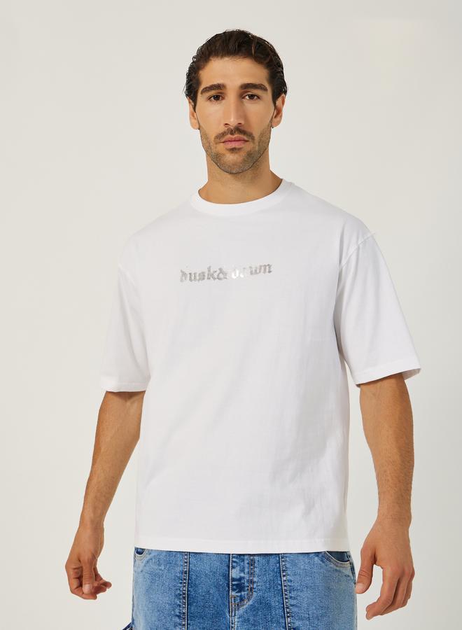 ستايلي تيشيرت بطباعة جرافيك فضي مقاس كبير - Image 1