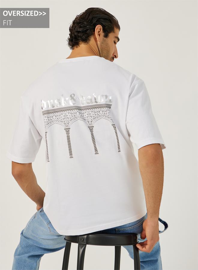 ستايلي تيشيرت بطباعة جرافيك فضي مقاس كبير - Image 2